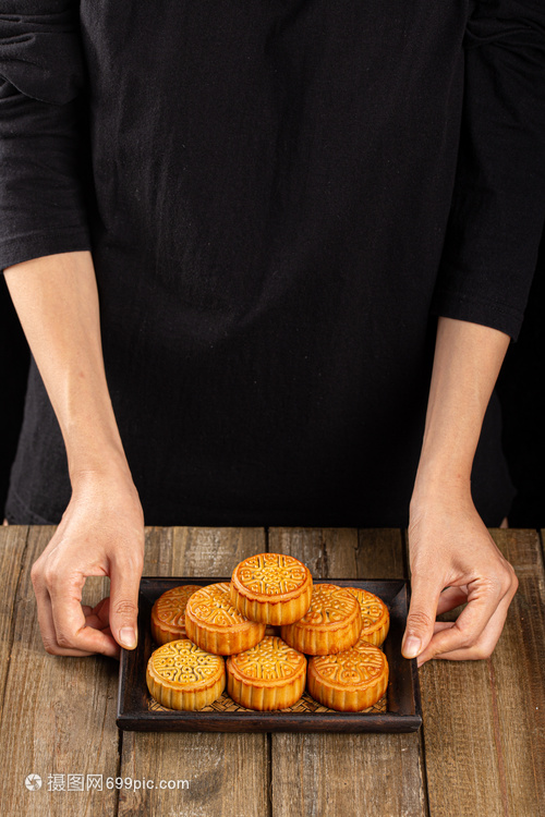 手拿起月餅復(fù)古餐盤(pán) 攝像服務(wù)